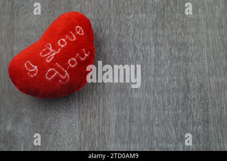 Cuore con cuciture rosse con la scritta "ti amo" Foto Stock