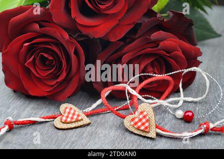 Tè ibrido (Rosa odorata hybrida), rose di baccarat con decorazione a cuore Foto Stock