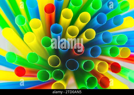 Cannucce in plastica colorata in una tazza, vista dall'alto Foto Stock