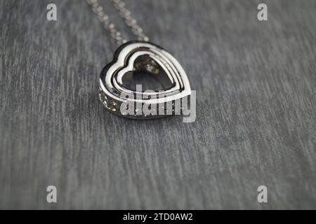 ciondolo in argento a forma di cuore con pietre preziose Foto Stock