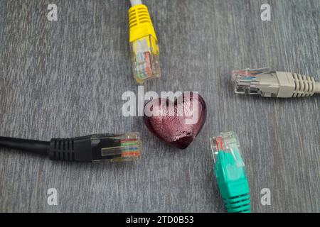 Cuore con cavi Internet, immagine simbolica dell'amore online Foto Stock