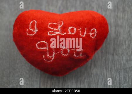 Cuore con cuciture rosse con la scritta "ti amo" Foto Stock