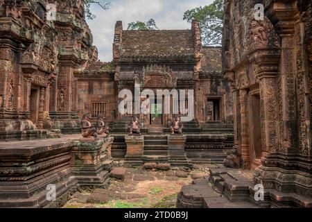 Il tempio di Banteay Srei, parte dell'iconico complesso di Angkor della Cambogia, presenta intricate sculture in pietra e la classica architettura Khmer. Foto Stock