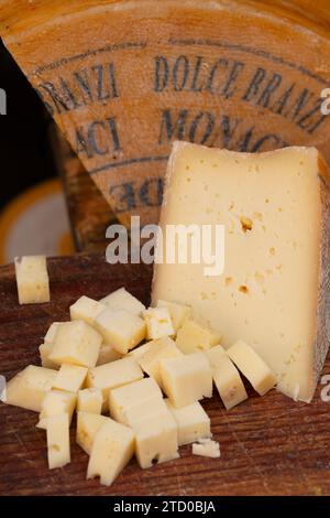 Italia, Lombardia, Valle Brembana, formaggio Branzi Foto Stock