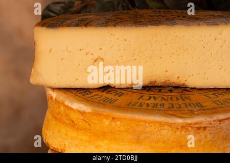 Italia, Lombardia, Valle Brembana, formaggio Branzi Foto Stock