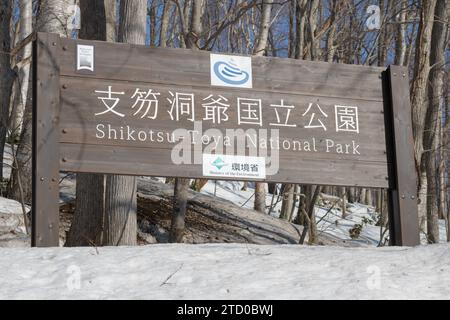 Cartello all'ingresso del Parco Nazionale Shikotsu-Toya, Hokkaido, Giappone Foto Stock