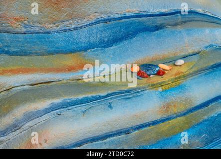 Vista delle rocce colorate su formazioni sedimentarie stratificate. Foto Stock