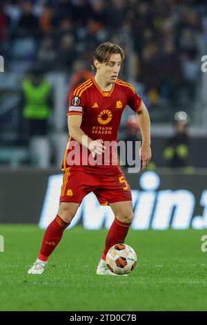 Il centrocampista italiano Edoardo Bove controlla la palla durante la partita del gruppo G di UEFA Europa League tra AS Roma e lo sceriffo Tiraspol allo stadio Olimpico il 14 dicembre 2023 a Roma. Foto Stock