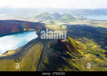 Splendida prospettiva aerea che mostra i ricchi e colorati paesaggi di Landmannalaugar con vasti bacini fluviali e montagne Foto Stock