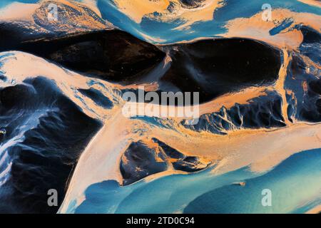 Questa sorprendente immagine cattura gli intricati schemi dei sistemi fluviali intrecciati dell'Islanda da una prospettiva aerea, mostrando l'arte della natura con f Foto Stock