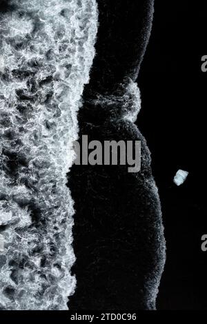 Un potente fiume islandese scorre maestosamente, catturato in una spettacolare fotografia in bianco e nero Foto Stock