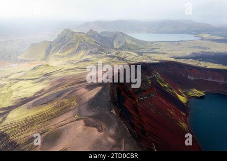 Incredibile ripresa aerea che cattura le meraviglie geologiche dell'Islanda, con i bacini fluviali e le montagne dai colori vivaci di Landmannalaugar Foto Stock