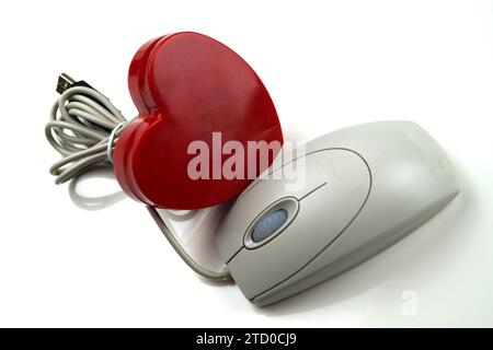 cuore rosso su un mouse del computer, amore online Foto Stock