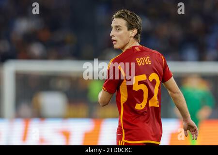 Il centrocampista italiano della Roma Edoardo Bove guarda durante la partita del gruppo G di Europa League tra AS Roma e lo sceriffo Tiraspol allo stadio Olimpico il 14 dicembre 2023 a Roma. Foto Stock