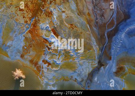 Una foto aerea cattura i motivi minerali ultraterreni e le vivaci sfumature del paesaggio del Rio Tinto a Huelva, in Spagna. Foto Stock