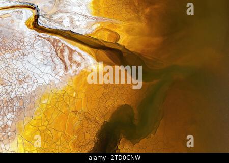 Questa fotografia aerea cattura gli intricati schemi e i colori vivaci dell'area mineraria di Riotinto, conosciuta per la sua ricca storia a Huelva, in Spagna. Foto Stock