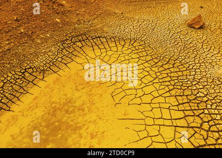 L'immagine mostra la vibrante e strutturata terra crepata di Rio Tinto, riflettendo le caratteristiche geologiche uniche della zona. Foto Stock