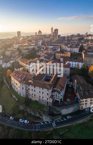 Vista sui tetti, le chiese e le torri della città alta (Città alta) di Bergamo all'alba. Bergamo, Lombardia, Italia. Foto Stock
