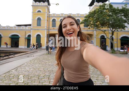 Autoritratto di una giovane donna sorridente di fronte al mercato pubblico di Florianopolis, Santa Catarina, Brasile Foto Stock