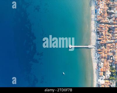 Scatto aereo che cattura il vibrante contrasto del paesaggio urbano con l'azzurro del mare lungo le rive di Nizza, Côte d'Azur. Foto Stock