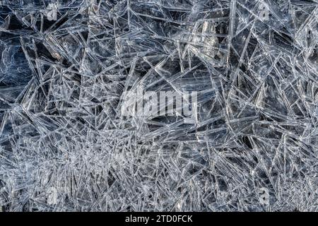 Questa immagine cattura i complessi motivi dei cristalli di ghiaccio formati in modo naturale, mostrando la bellezza dell'arte gelida dell'inverno. Foto Stock