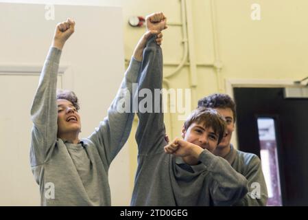 Gli studenti della sala di teatro stanno provando una performance per uno spettacolo per GCSE Drama Foto Stock