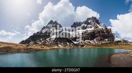 vista panoramica panoramica delle cime innevate riflesse in un tranquillo lago di montagna nel Parco Nazionale di Ordesa nei Pirenei Foto Stock