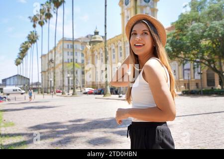 Ritratto di una giovane donna turistica che visita il centro storico di Porto Alegre, Rio grande do sul, Brasile Foto Stock