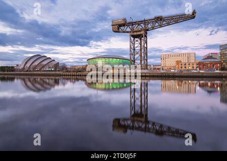 Un impressionante mix di antico e moderno lungo il Clyde Waterfront a Glasgow - la gru Finnieston, l'OVO Hydro e SEC Armadillo Foto Stock