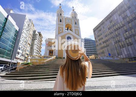 Turismo a Florianopolis, Brasile. Vista posteriore della ragazza viaggiatrice che si gode la vista della cattedrale di Florianopolis, Santa Catarina, Brasile. Foto Stock
