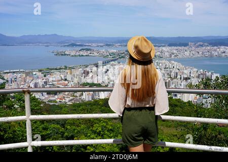 Turismo a Florianopolis, Santa Catarina. Vista posteriore della ragazza viaggiatrice su Morro da Cruz nella città di Florianopolis, Santa Catarina, Brasile. Foto Stock