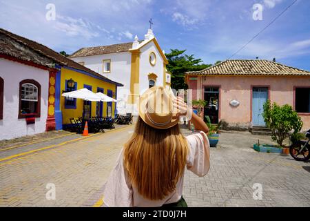 Turismo a Santa Catarina, Brasile. Giovane donna in visita a Santo Antônio de Lisboa, quartiere storico della città di Florianopolis a Santa Catar Foto Stock