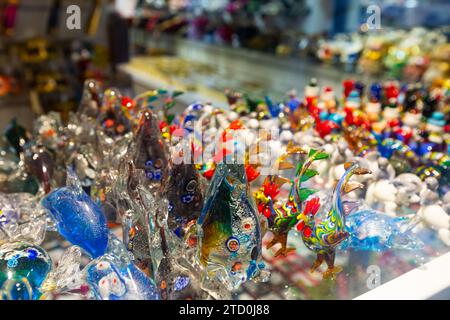 Prodotti in vetro di Murano nel negozio di souvenir di Venezia Foto Stock