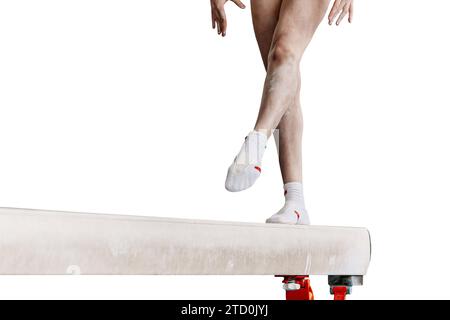 gambe ginnastica femminile step on balance beam in ginnastica artistica isolata su sfondo bianco, sport estivi giochi Foto Stock