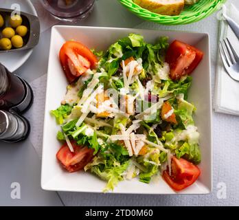 Variante di Caesar Salad con pollo, mix di lattuga e cracker Foto Stock