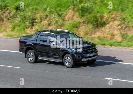 Ford Ranger WildReg 2020 Black Ecoblue 4X4 A TDCI 213 Ecoblue Auto 4W LCV Double Cab Pick Up Diesel 1996 cc; in viaggio sull'autostrada M61, Regno Unito Foto Stock