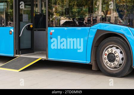Rampa autobus piano basso. Accessibilità nei trasporti pubblici. Rampa autobus piano basso. Foto Stock
