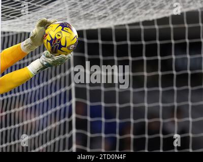 Un primo piano di guanti da calcio e portiere come John Ruddy , il portiere del Birmingham City salva. Partita del campionato EFL Skybet, Cardiff City contro Birmingham City al Cardiff City Stadium di Cardiff, Galles mercoledì 13 dicembre 2023. Questa immagine può essere utilizzata solo per scopi editoriali. Solo per uso editoriale, foto di Andrew Orchard/Andrew Orchard fotografia sportiva/Alamy Live news Foto Stock