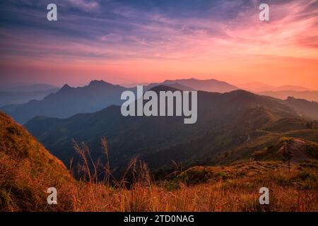 Scena del tramonto con la cima della montagna e il paesaggio nuvoloso al Phu chi fa a Chiang rai, Thailandia Foto Stock