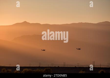 silhouette di un piccolo elicottero con tramonto. Foto Stock