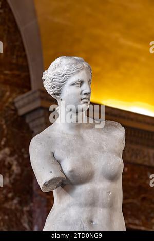 La Venere di Milo o Afrodite di Melos è un'antica scultura in marmo greca creata durante il periodo ellenistico in mostra al Louvre Foto Stock