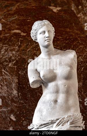 La Venere di Milo o Afrodite di Melos è un'antica scultura in marmo greca creata durante il periodo ellenistico in mostra al Louvre Foto Stock