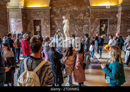 La folla si radunò intorno alla Venere di Milo, una delle opere d'arte più note al mondo e una delle principali attrazioni del Museo del Louvre di Parigi Foto Stock