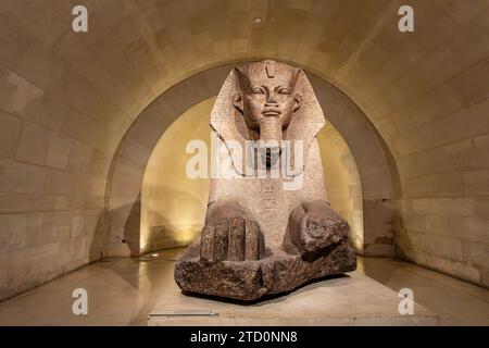 La grande Sfinge di Tanis è una scultura in granito di una sfinge esposta nell'ala Sully del Museo del Louvre a Parigi, in Francia Foto Stock