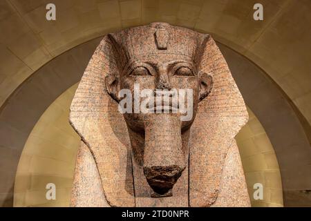 La grande Sfinge di Tanis è una scultura in granito di una sfinge esposta nell'ala Sully del Museo del Louvre a Parigi, in Francia Foto Stock