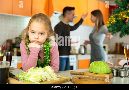 Ragazza che soffre di conflitti tra genitori Foto Stock