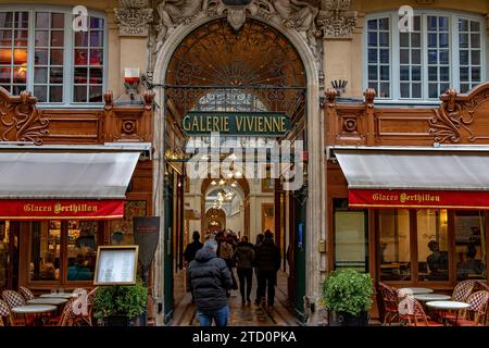 L'entrata alla Galerie Vivienne, una splendida galleria di negozi coperta costruita nel 1823 e situata nel 2° arrondissement di Parigi, in Francia Foto Stock