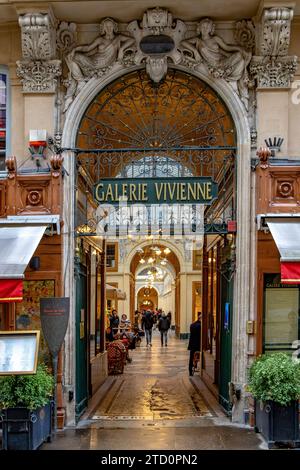 L'entrata alla Galerie Vivienne, una splendida galleria di negozi coperta costruita nel 1823 e situata nel 2° arrondissement di Parigi, in Francia Foto Stock