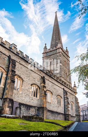 Vista esterna della cattedrale di St Columb con la torre del XIX secolo e la guglia in London Street, nella città fortificata di Derry, Irlanda del Nord Foto Stock