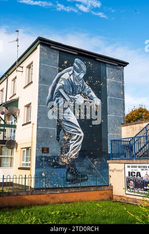 Il murale Runner che commemora l'operazione Motorman, dipinto dai Bogside Artists in Rossville Street nella zona Bogside di Derry, Irlanda del Nord Foto Stock